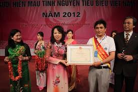 លើកដម្កើងអ្នកបរិច្ចាកឈានគំរូទូទាំងប្រទេសចំនួន១០០នាក់ឆ្នាំ២០១២។